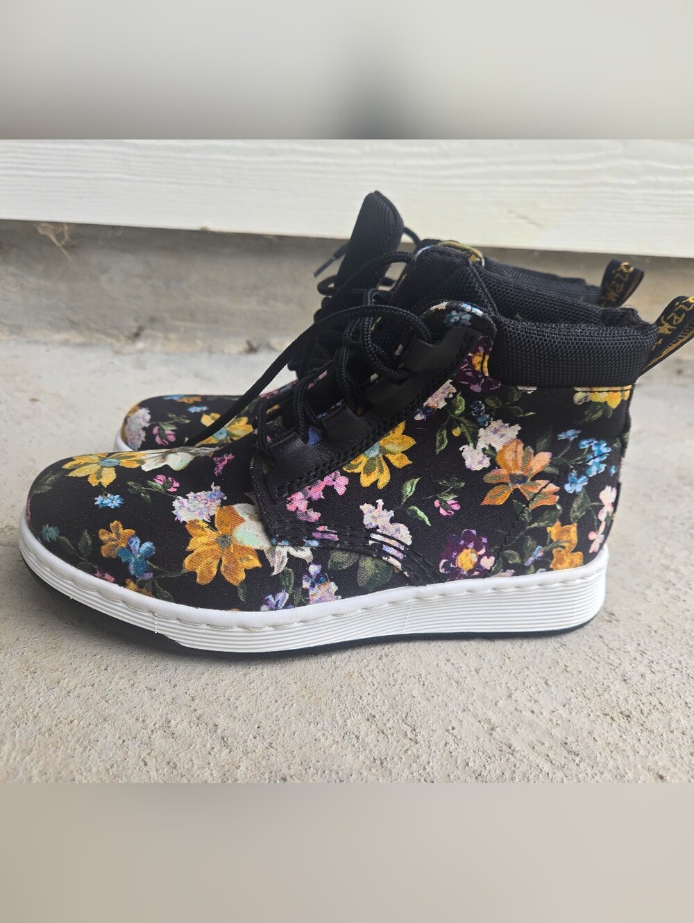Dr. Martens Women's Black Floral Lace-Up Boots‎ Canvas